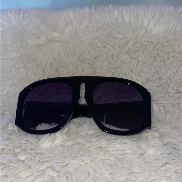 Stylish Black Sunglasses retro with uv 400 lenses NWOT
Restroom contemporary - Picture 3 of 6